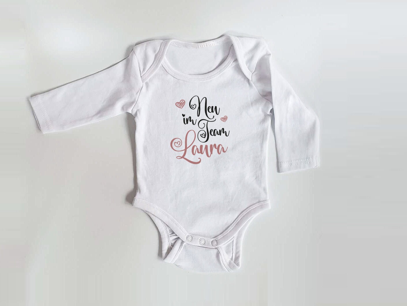 Personalisierter Body mit langen Armen, Gr. 62,  100% Baumwolle, Organic Cotton, Geschenk, Geschenkidee zur Geburt, Neu im Team – Bild 3
