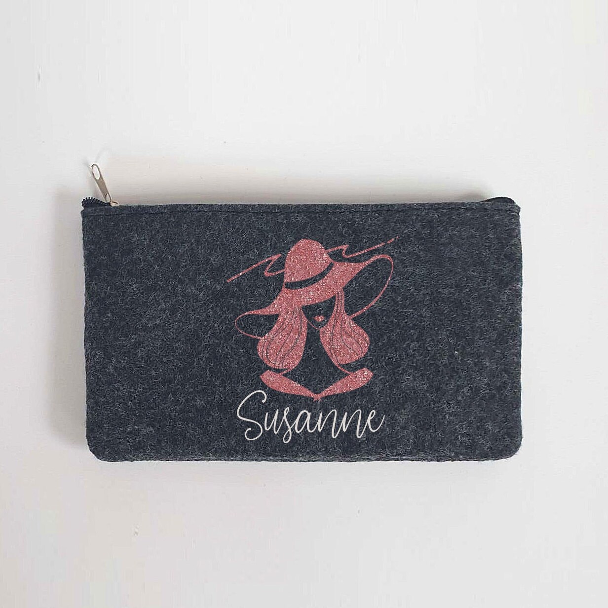 Kleine Schminktasche mit glitzernder Frauen Silhouette aus Filz 18x10 cm | Personalisiert | Kosmetiktasche mit Namen |  Beauty Bag – Bild 1