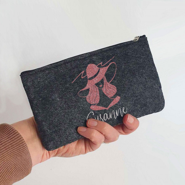 Kleine Schminktasche mit glitzernder Frauen Silhouette aus Filz 18x10 cm | Personalisiert | Kosmetiktasche mit Namen |  Beauty Bag – Bild 2