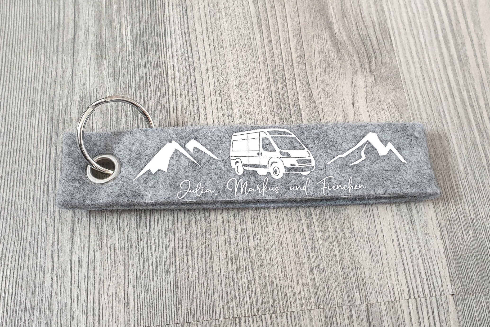 Van in den Bergen Schlüsselanhänger personalisiert mit Wunschtext, Camping, Anhänger mit Text, Schlüsselanhänger, Geschenkidee, Bulli, Bus – Bild 3