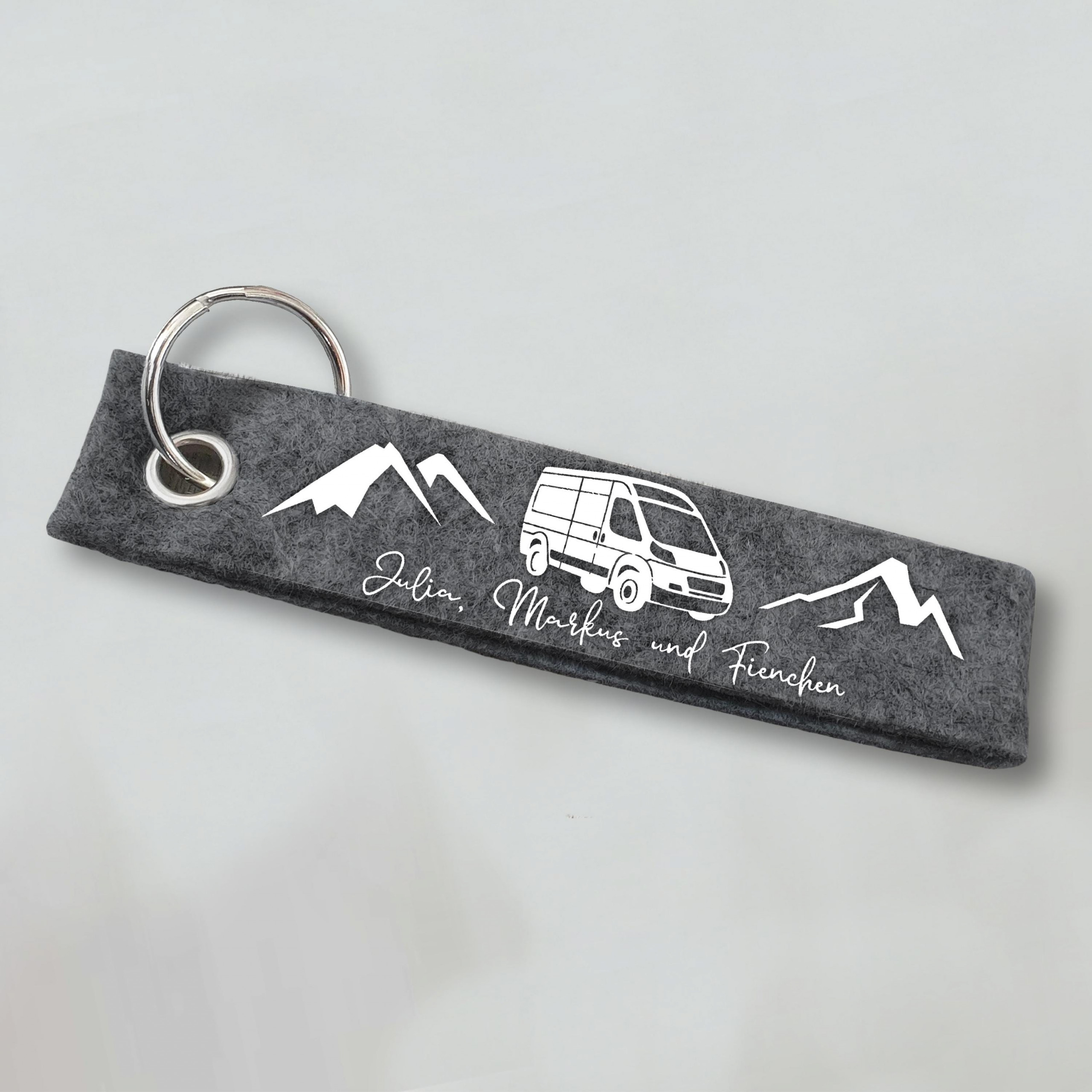 Van in den Bergen Schlüsselanhänger personalisiert mit Wunschtext, Camping, Anhänger mit Text, Schlüsselanhänger, Geschenkidee, Bulli, Bus – Bild 1