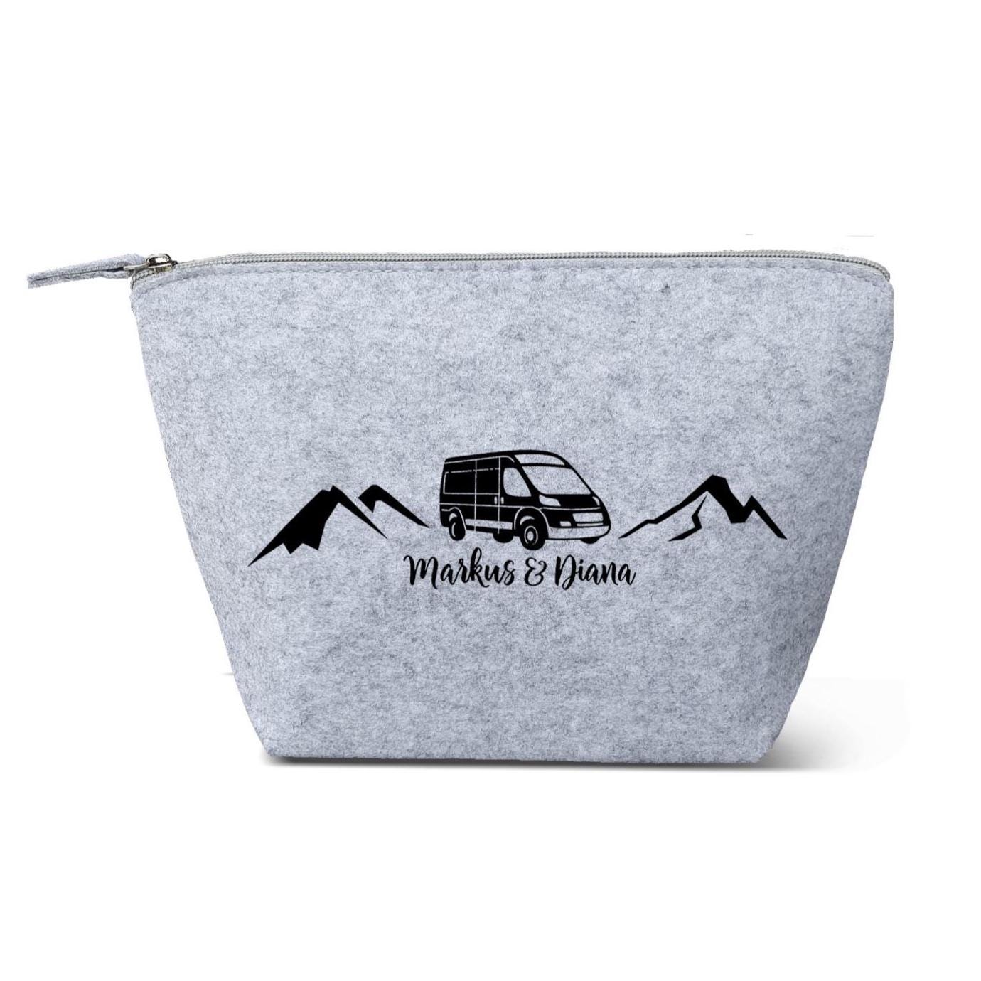 Camper Kulturtasche – Van in den Bergen aus Filz 19x18x9 | Personalisiert | Kosmetiktasche mit Namen | Campingtasche | Geschenk | Camp
