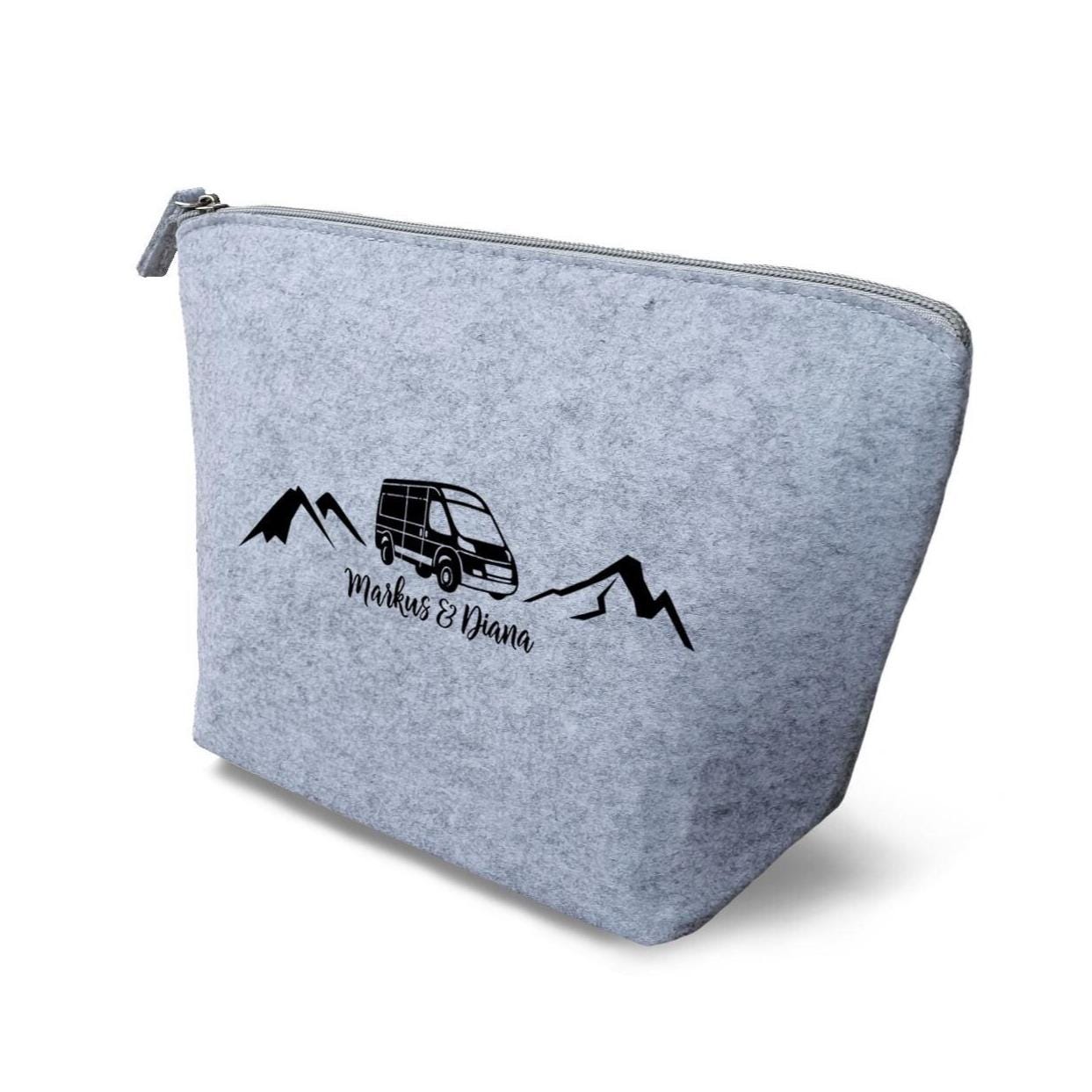 Camper Kulturtasche - Van in den Bergen aus Filz 19x18x9 | Personalisiert | Kosmetiktasche mit Namen | Campingtasche | Geschenk | Camp – Bild 2