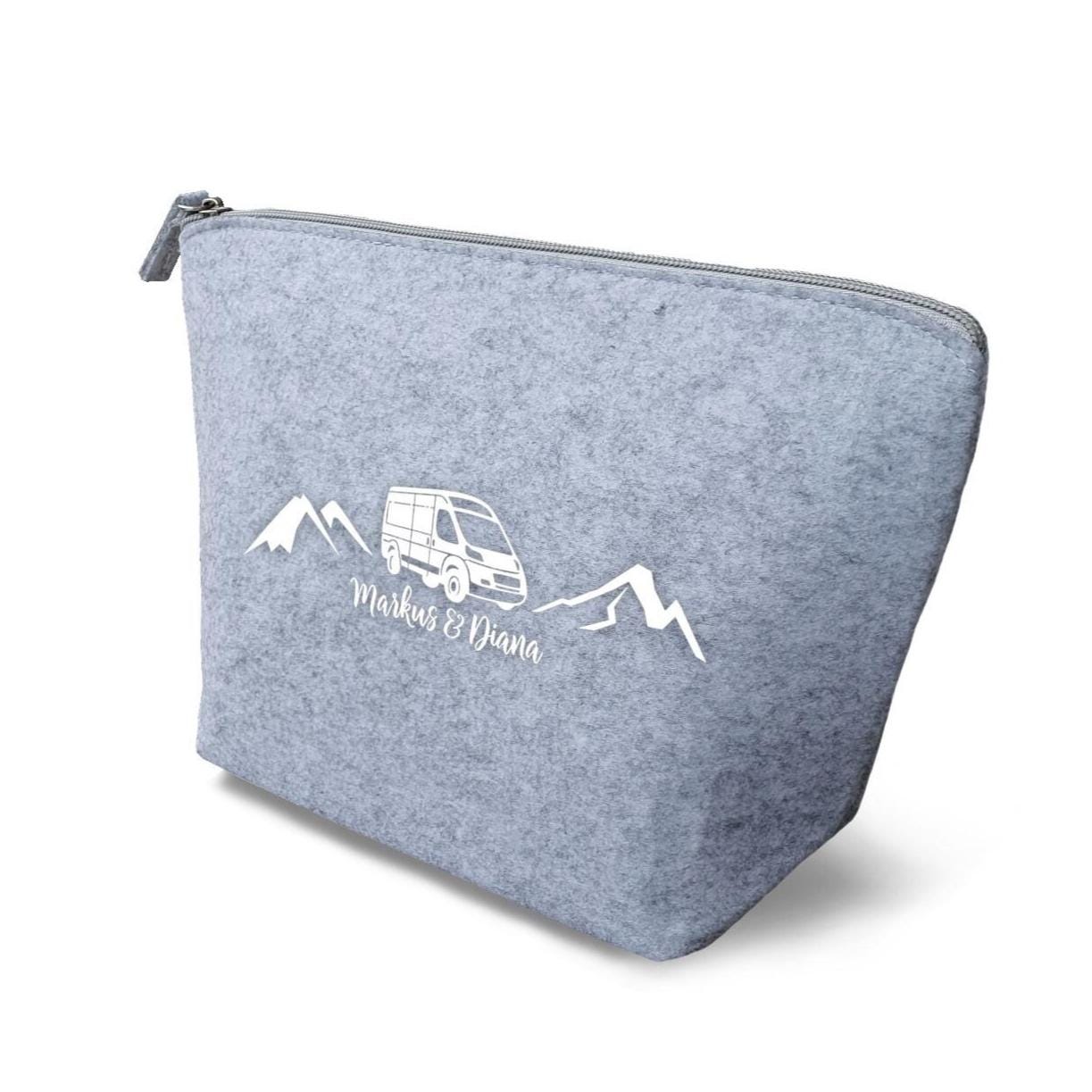 Camper Kulturtasche - Van in den Bergen aus Filz 19x18x9 | Personalisiert | Kosmetiktasche mit Namen | Campingtasche | Geschenk | Camp – Bild 4