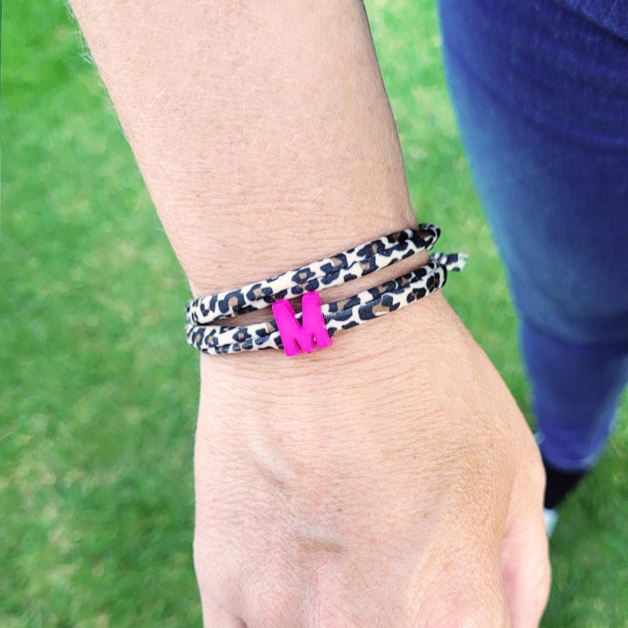 Elastisches Leo Armband mit deinem Wunschbuchstaben im Ibiza Style. Personalisiert - in 7 Farben erhältlich