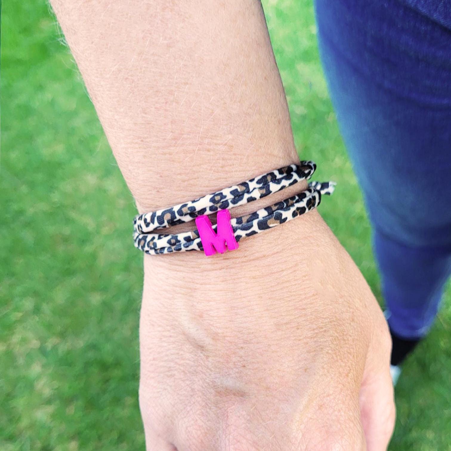 Elastisches Leo Armband mit deinem Wunschbuchstaben im Ibiza Style. Personalisiert - in 7 Farben erhältlich – Bild 3