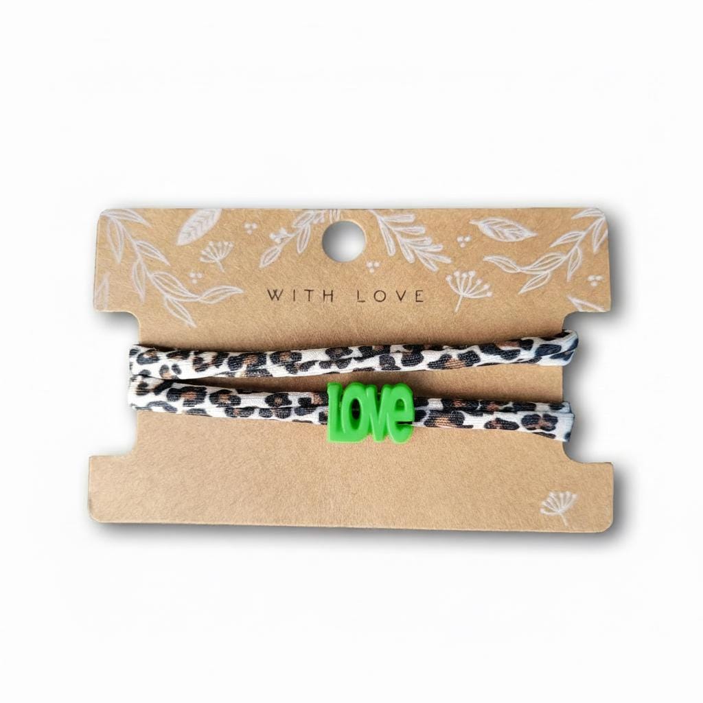 Elastisches Leo Armband mit dem LOVE Anhänger im Ibiza Style - in 7 Farben erhältlich – Bild 5