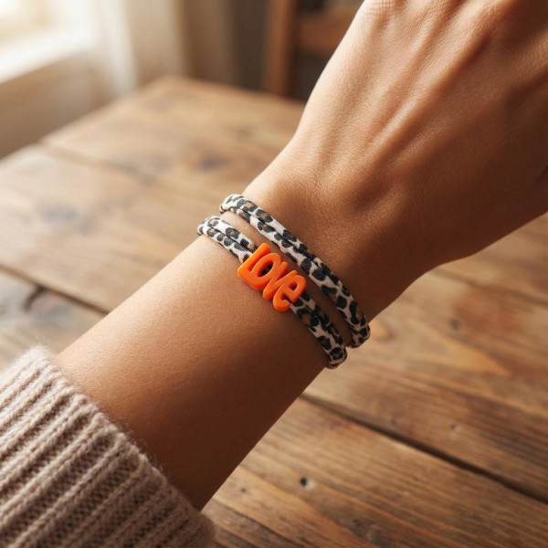 Elastisches Leo Armband mit dem LOVE Anhänger im Ibiza Style - in 7 Farben erhältlich – Bild 1