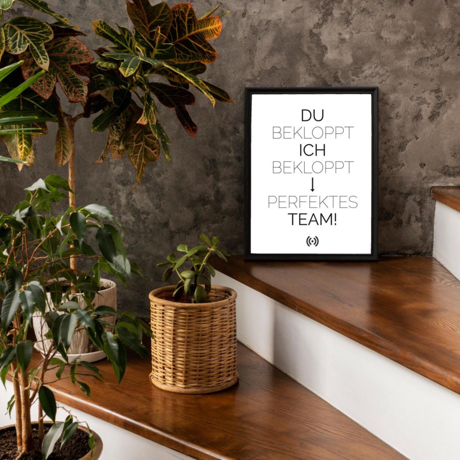 Stilvolles „Perfektes Team“-Poster mit integriertem NFC-Chip. Einfach scannen und dein persönliches, digitales Freundebuch öffnen.