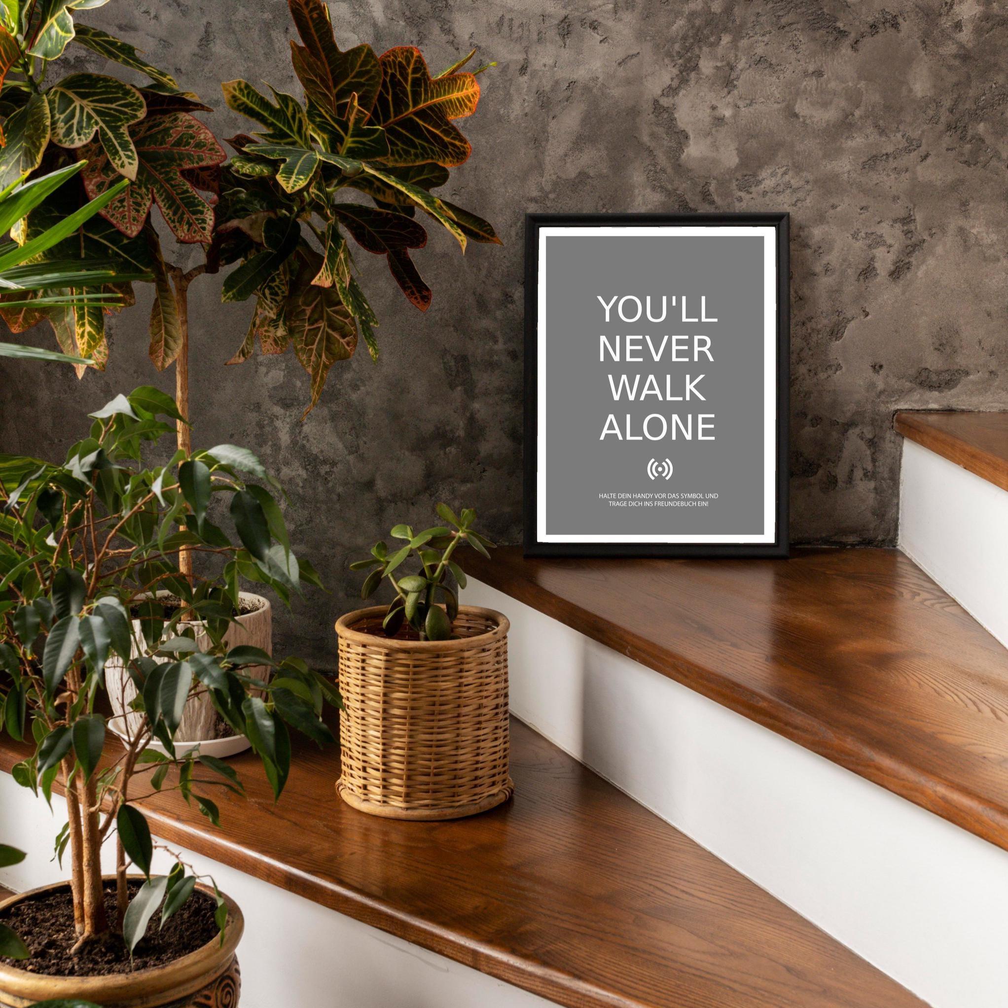 Stilvolles „You'll never walk alone“-Poster mit integriertem NFC-Chip. Einfach scannen und dein persönliches, digitales Freundebuch öffnen. – Bild 2