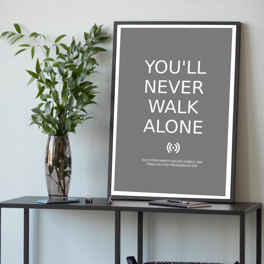 Stilvolles „You'll never walk alone“-Poster mit integriertem NFC-Chip. Einfach scannen und dein persönliches, digitales Freundebuch öffnen.