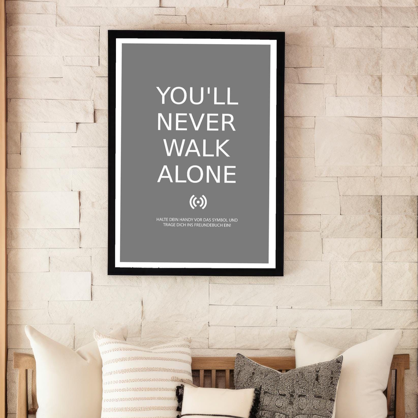 Stilvolles „You'll never walk alone“-Poster mit integriertem NFC-Chip. Einfach scannen und dein persönliches, digitales Freundebuch öffnen. – Bild 4