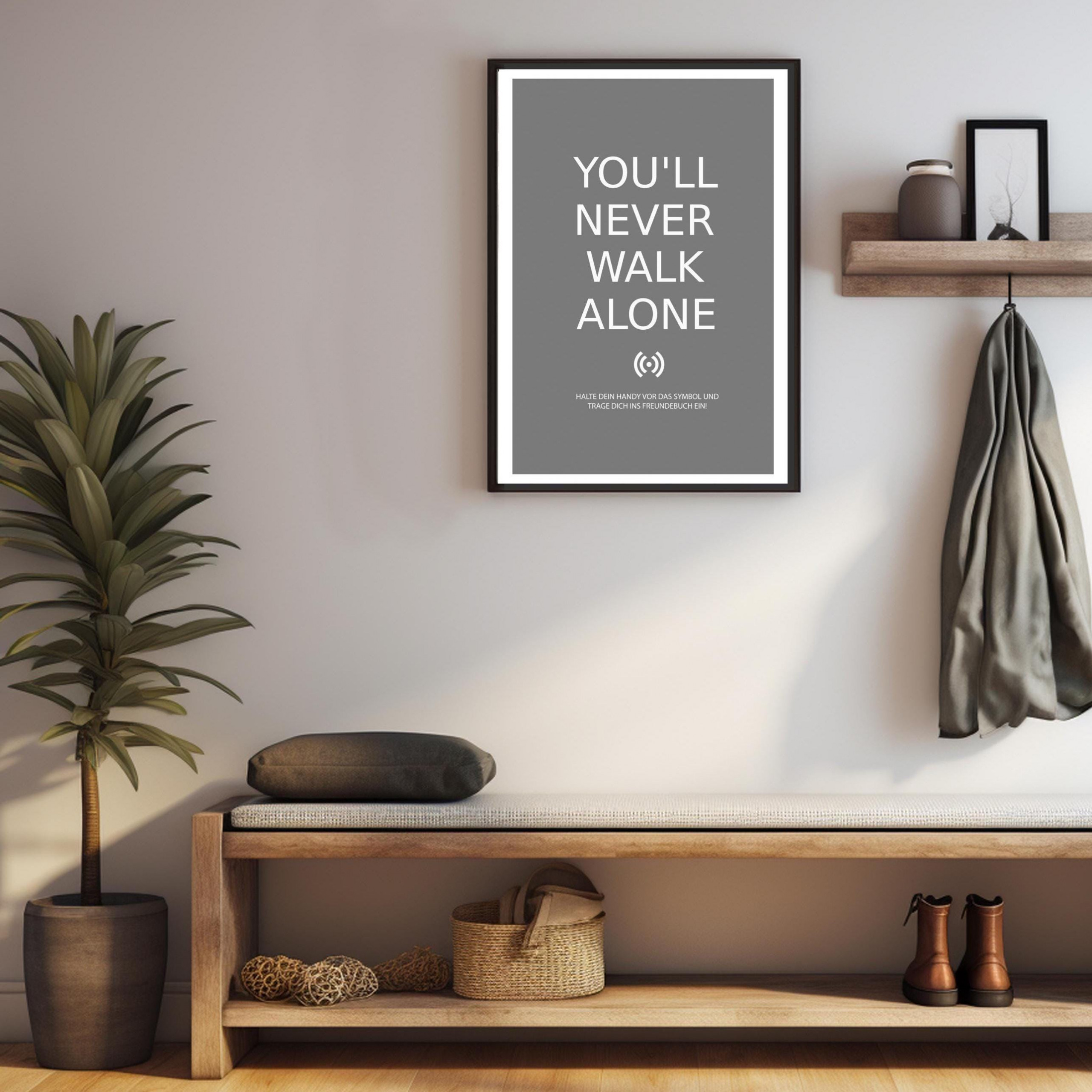 Stilvolles „You'll never walk alone“-Poster mit integriertem NFC-Chip. Einfach scannen und dein persönliches, digitales Freundebuch öffnen. – Bild 3