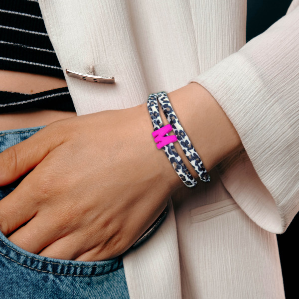 Elastisches Leo Armband mit deinem Wunschbuchstaben im Ibiza Style. Personalisiert - in 7 Farben erhältlich – Bild 1