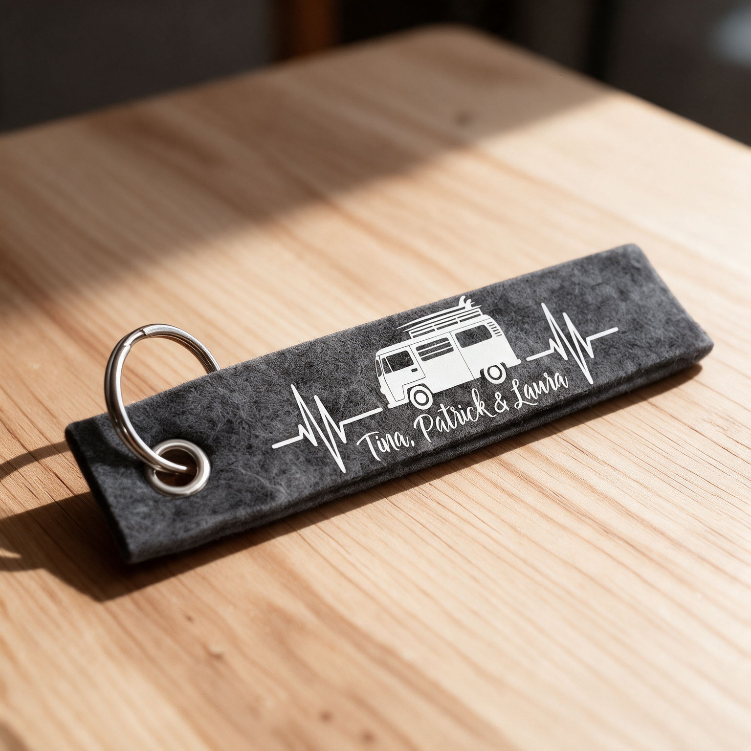 Bulli / Bus / Van Schlüsselanhänger personalisiert mit Wunschtext, Camping, Anhänger mit Text, Schlüsselanhänger, Geschenkidee – Bild 1