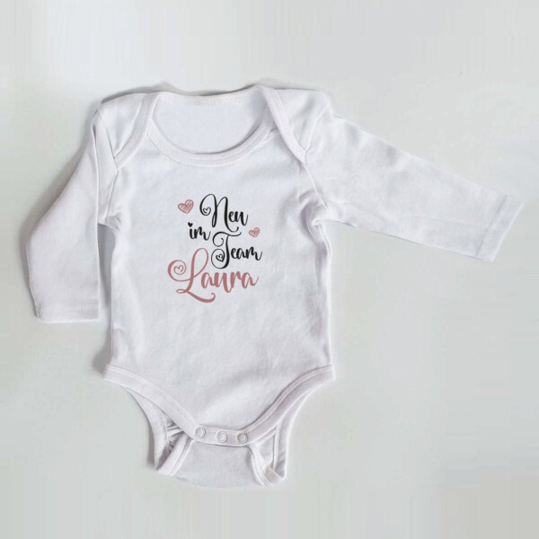 Personalisierter Body mit langen Armen, Gr. 62,  100% Baumwolle, Organic Cotton, Geschenk, Geschenkidee zur Geburt, Neu im Team – Bild 1