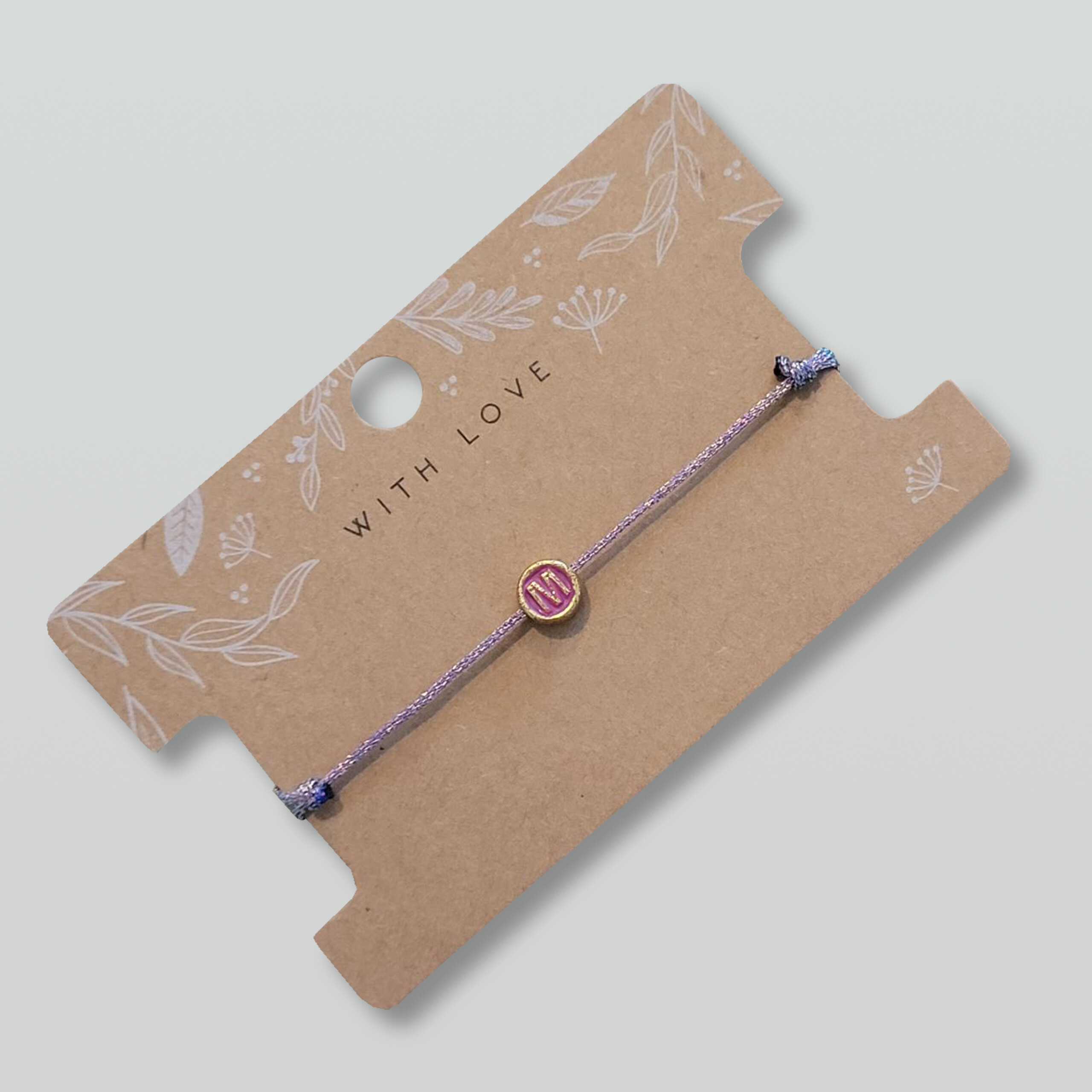 Geflochtenes Macramé Armband mit deinem Wunschbuchstaben. Lila metallic - Personalisiert - in mehreren Farben erhältlich – Bild 2