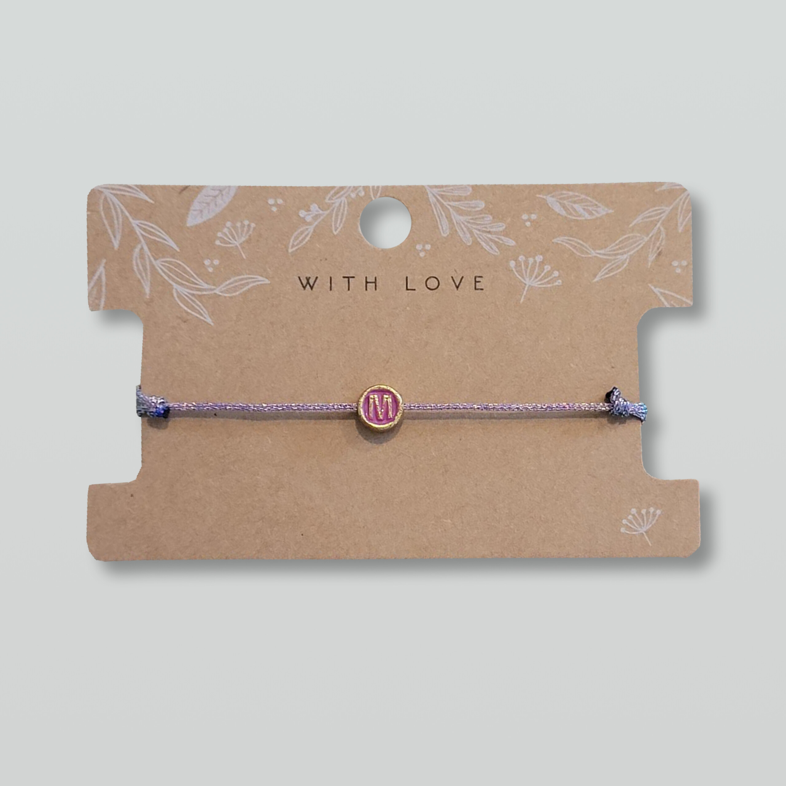 Geflochtenes Macramé Armband mit deinem Wunschbuchstaben. Lila metallic – Personalisiert – in mehreren Farben erhältlich