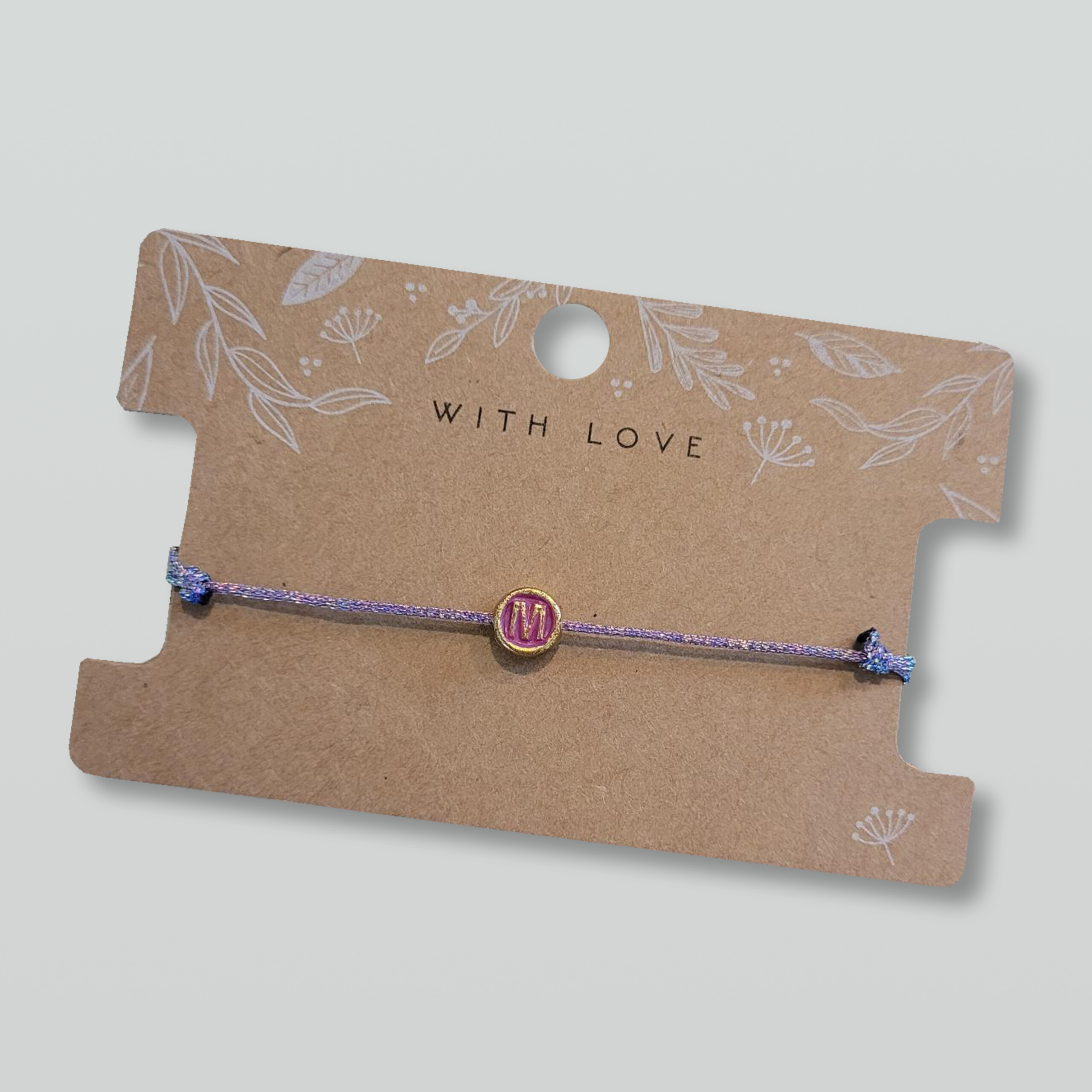 Geflochtenes Macramé Armband mit deinem Wunschbuchstaben. Lila metallic - Personalisiert - in mehreren Farben erhältlich – Bild 3
