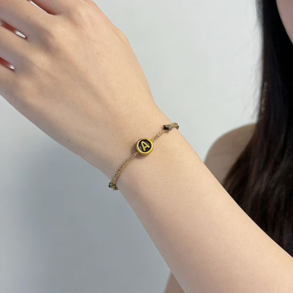 Geflochtenes Macramé Armband mit deinem Wunschbuchstaben. Orange grün metallic - Personalisiert - in mehreren Farben erhältlich – Bild 4