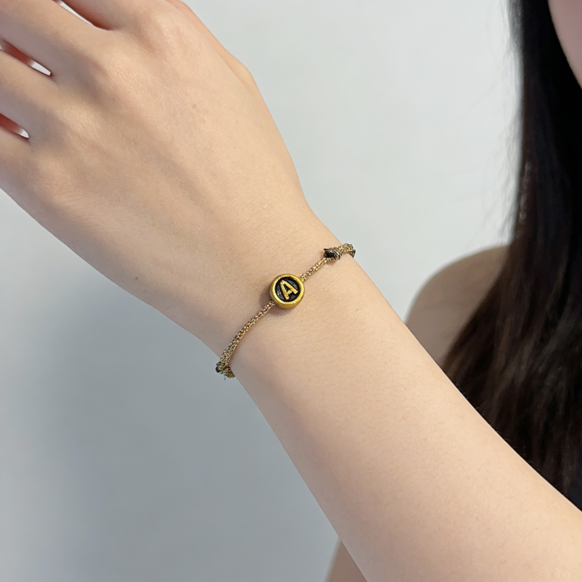 Geflochtenes Macramé Armband mit deinem Wunschbuchstaben. Orange grün metallic - Personalisiert - in mehreren Farben erhältlich – Bild 4