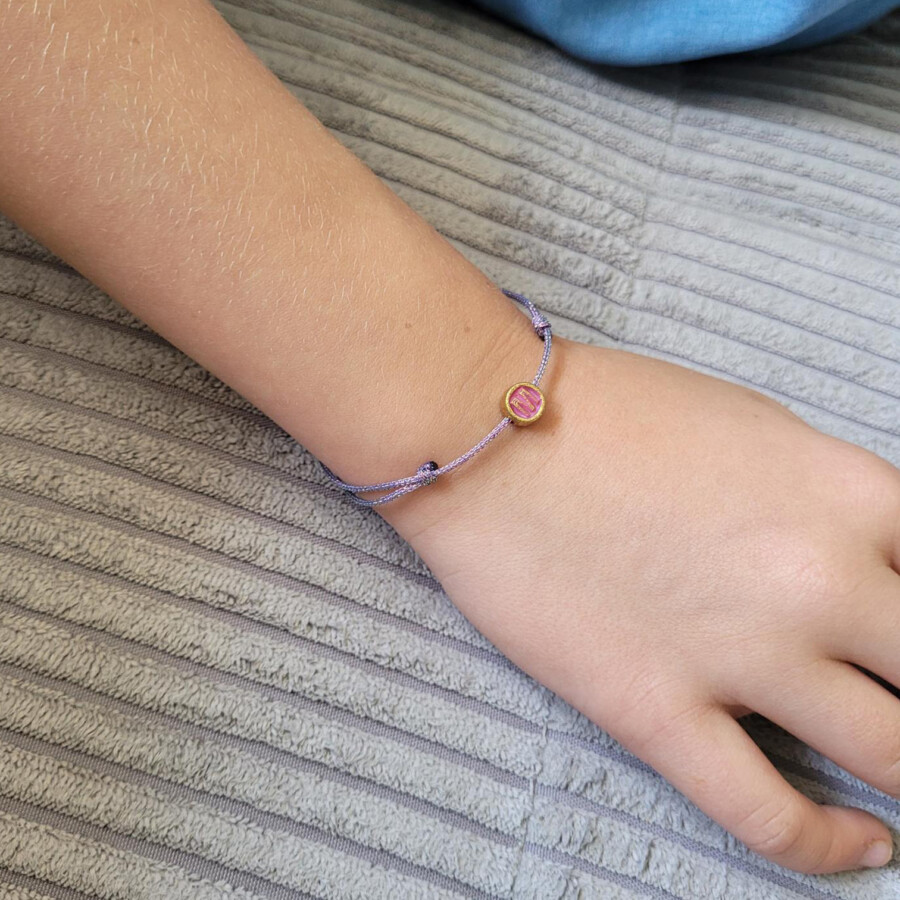 Geflochtenes Macramé Armband mit deinem Wunschbuchstaben. Lila metallic - Personalisiert - in mehreren Farben erhältlich