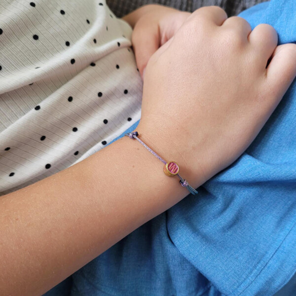 Geflochtenes Macramé Armband mit deinem Wunschbuchstaben. Lila metallic - Personalisiert - in mehreren Farben erhältlich – Bild 11