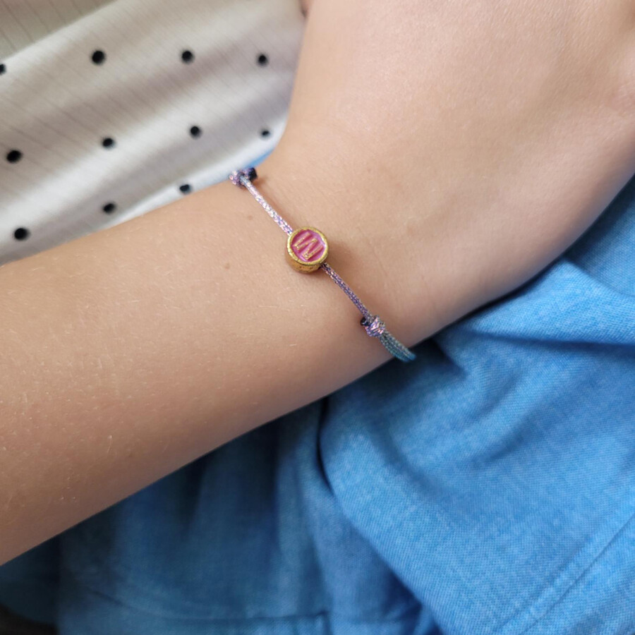 Geflochtenes Macramé Armband mit deinem Wunschbuchstaben. Lila metallic - Personalisiert - in mehreren Farben erhältlich