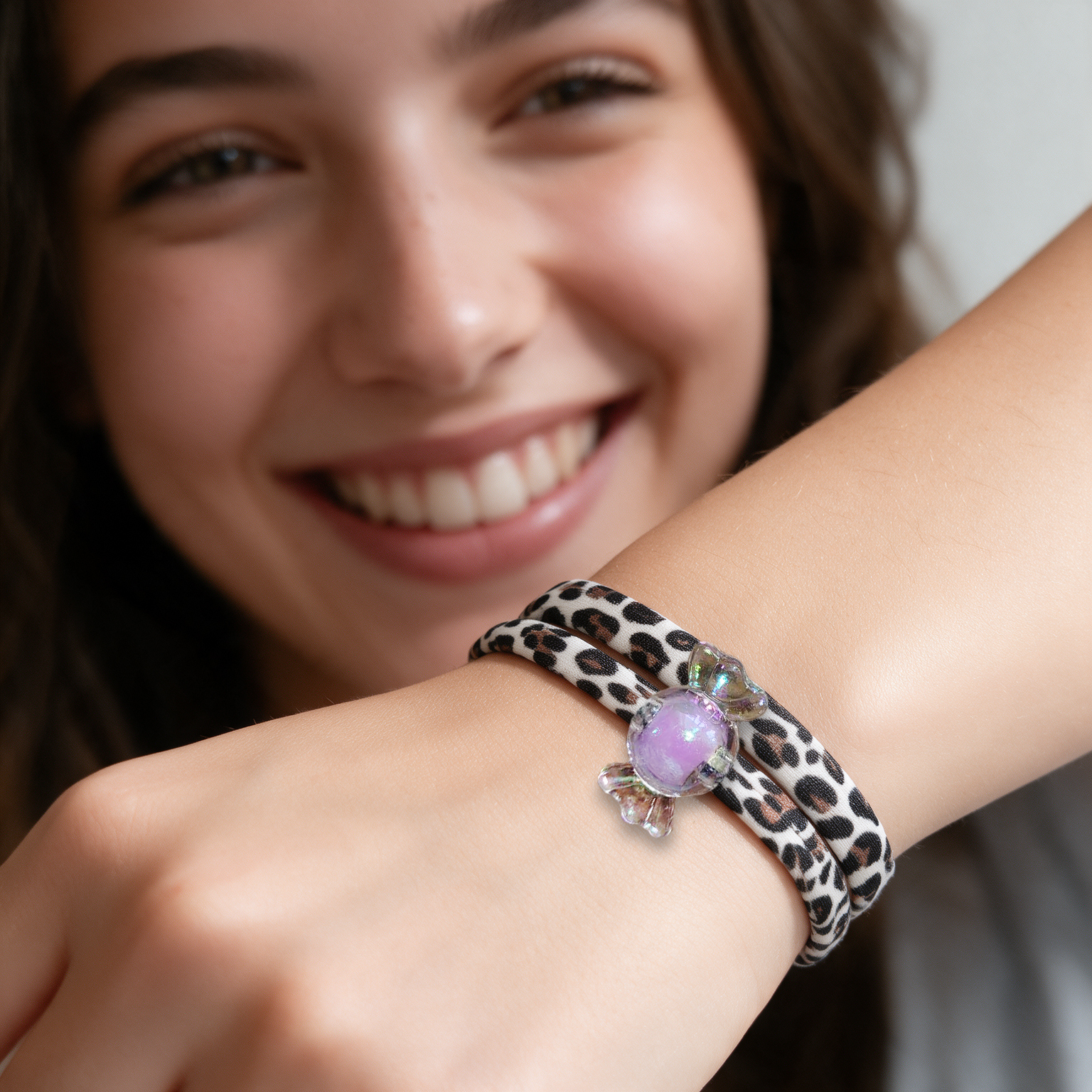 Elastisches Leo Armband mit dem Candy Anhänger im Ibiza Style - In 6 Farben erhältlich – Bild 6
