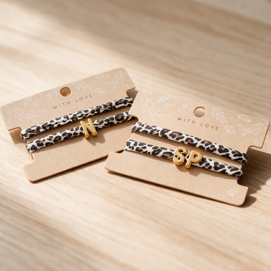 Elastisches Leo Armband mit deinem goldenen Wunschbuchstaben im Ibiza Style.