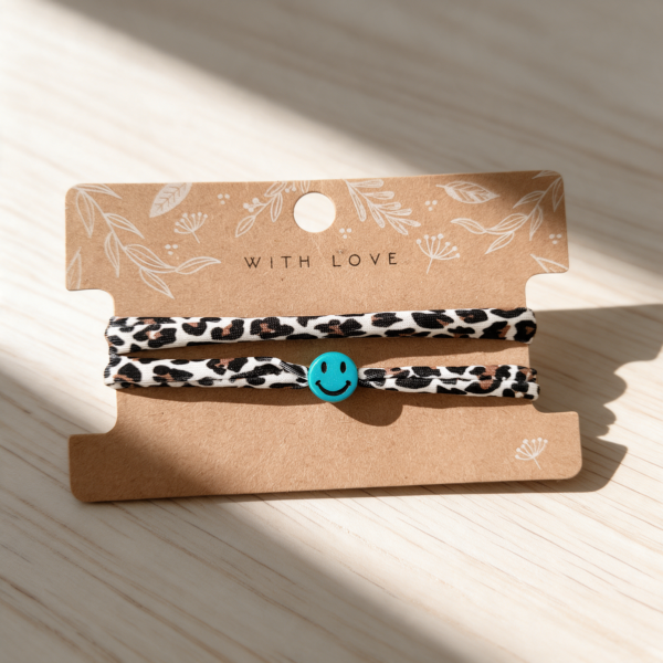 Elastisches Leo Armband mit dem Smiley Anhänger im Ibiza Style - in 7 Farben erhältlich – Bild 2