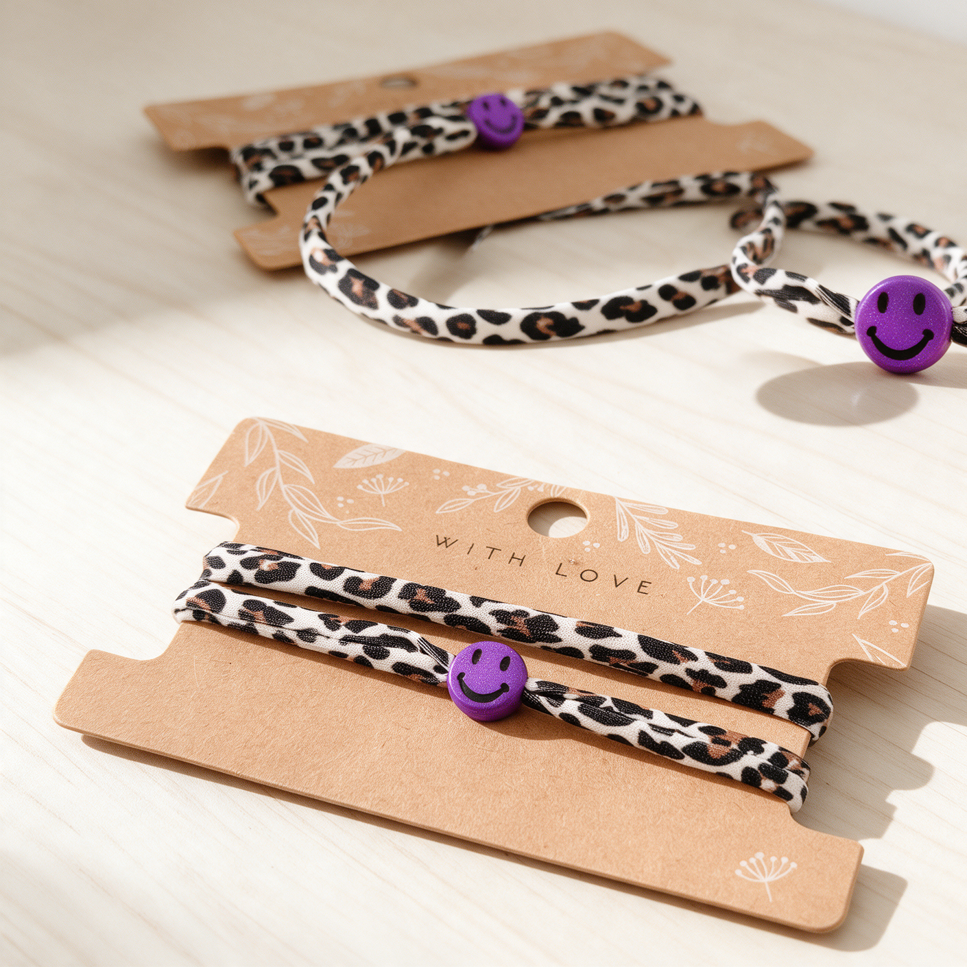 Elastisches Leo Armband mit dem Smiley Anhänger im Ibiza Style - in 7 Farben erhältlich – Bild 4