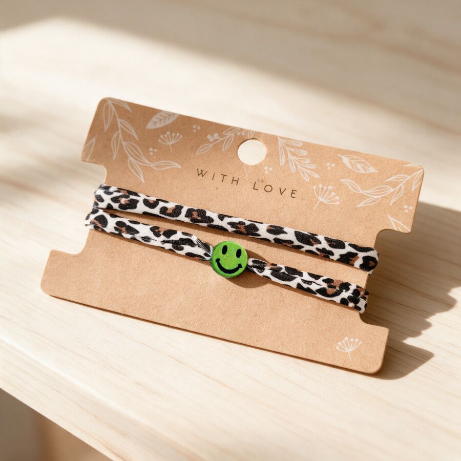 Elastisches Leo Armband mit dem Smiley Anhänger im Ibiza Style - in 7 Farben erhältlich