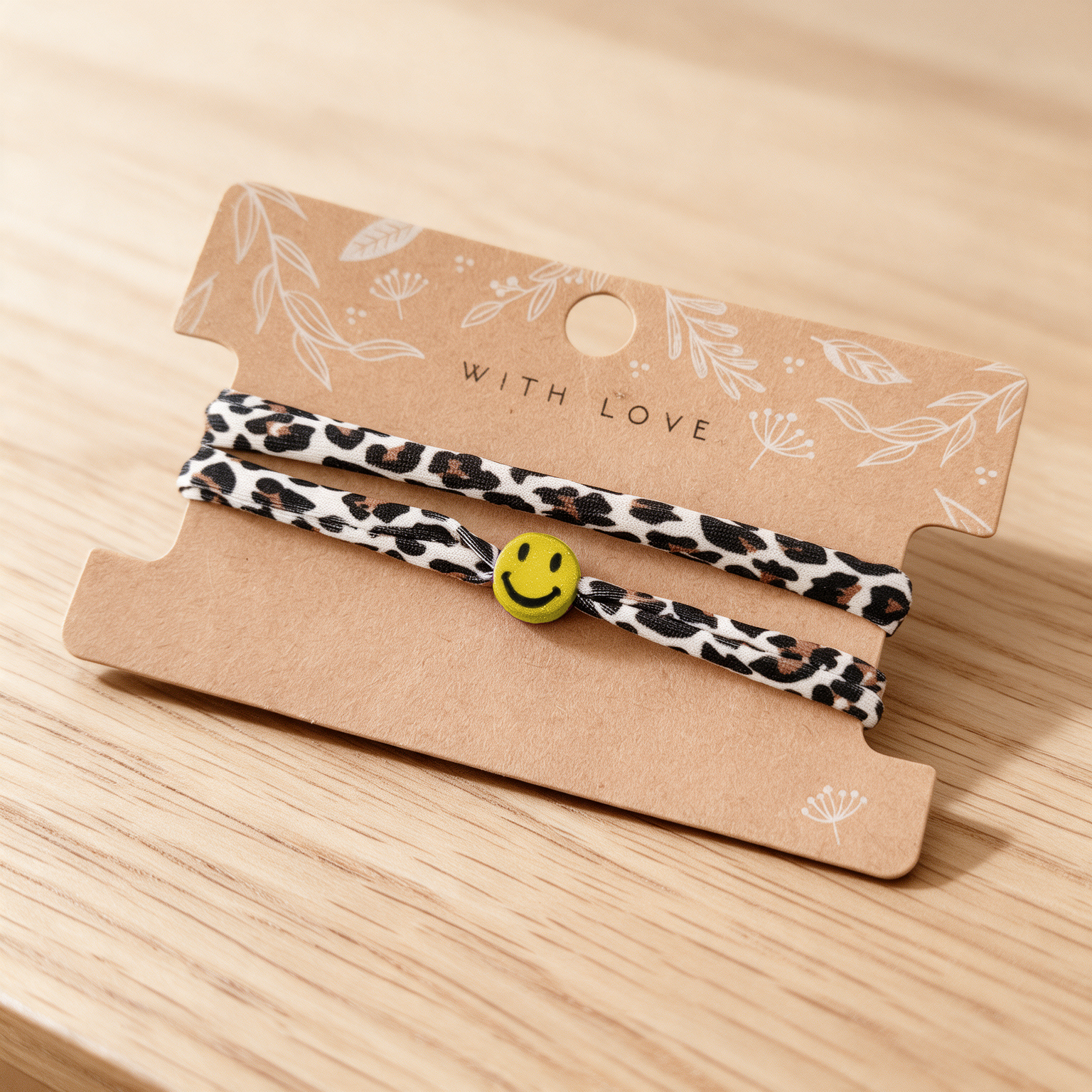 Elastisches Leo Armband mit dem Smiley Anhänger im Ibiza Style – in 7 Farben erhältlich