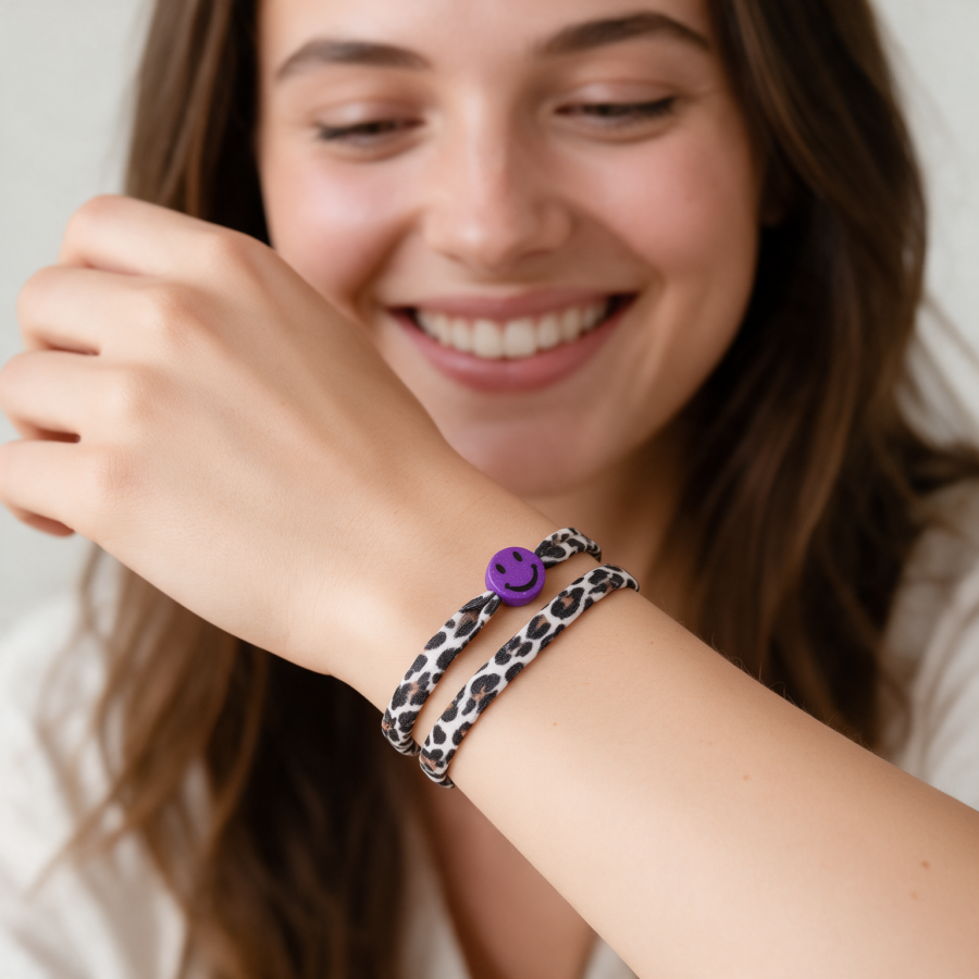 Elastisches Leo Armband mit dem Smiley Anhänger im Ibiza Style - in 7 Farben erhältlich