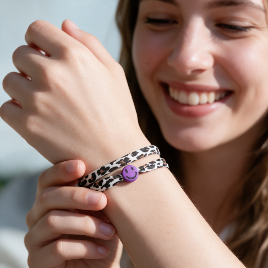 Elastisches Leo Armband mit dem Smiley Anhänger im Ibiza Style - in 7 Farben erhältlich