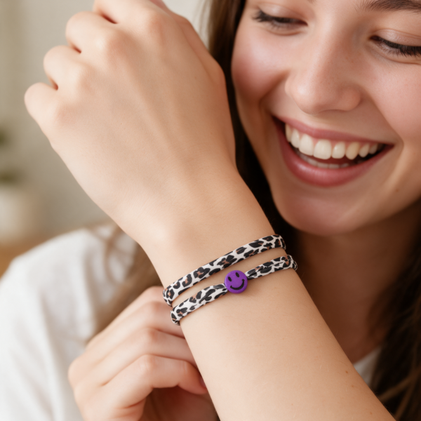 Elastisches Leo Armband mit dem Smiley Anhänger im Ibiza Style - in 7 Farben erhältlich – Bild 11