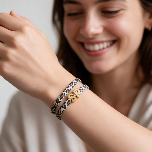 Elastisches Leo Armband mit deinem goldenen Wunschbuchstaben im Ibiza Style. – Bild 3
