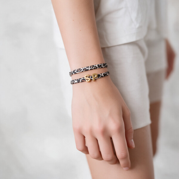 Elastisches Leo Armband mit deinem goldenen Wunschbuchstaben im Ibiza Style. – Bild 7