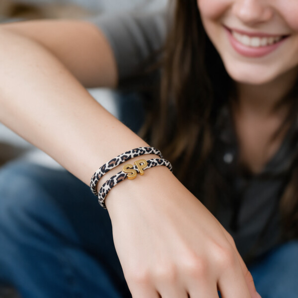 Elastisches Leo Armband mit deinem goldenen Wunschbuchstaben im Ibiza Style. – Bild 8