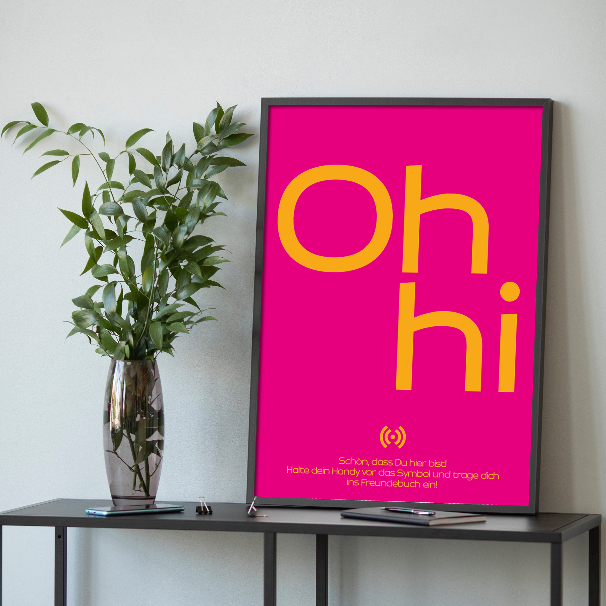 Stilvolles „Oh hi.“ Poster mit integriertem NFC-Chip. Einfach scannen und dein persönliches, digitales Freundebuch öffnen. – Bild 1