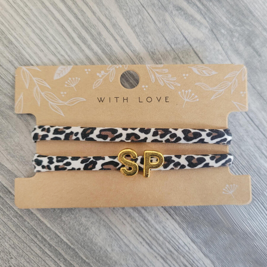 Elastisches Leo Armband mit deinem goldenen Wunschbuchstaben im Ibiza Style.