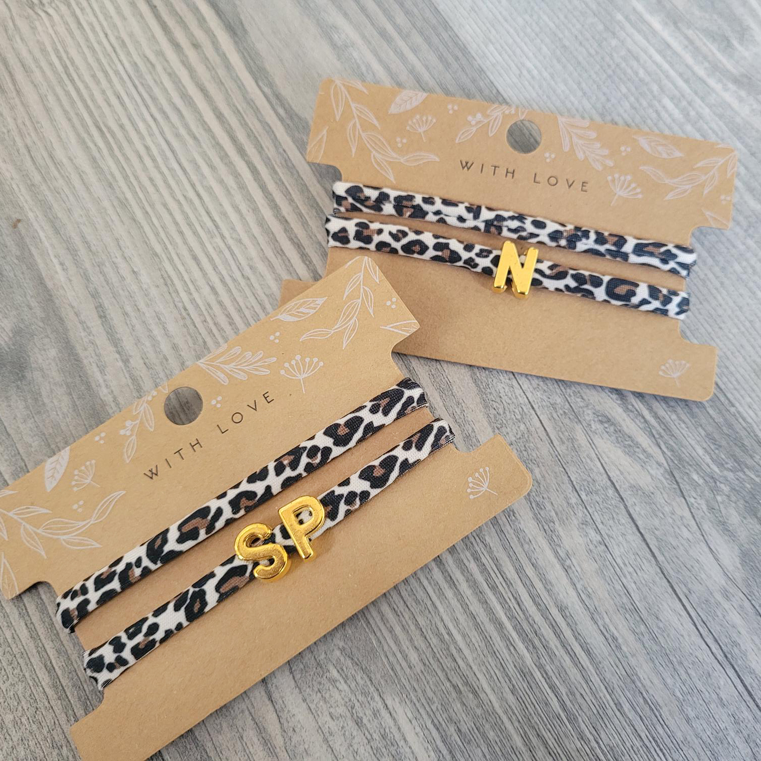 Elastisches Leo Armband mit deinem goldenen Wunschbuchstaben im Ibiza Style. – Bild 10